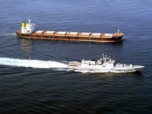 Индийский сухогруз в сопровождении эсминца "Табар" в Аденском заливе