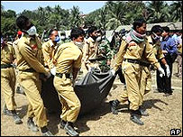 Военные продолжают поиски убитых. Десятки тел до сих пор не найдены Военные продолжают поиски убитых. Десятки тел до сих пор не найдены