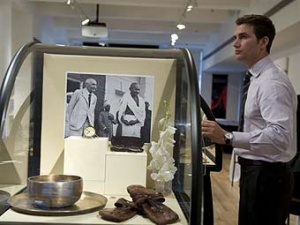 Выставленные на аукцион вещи Махатмы Ганди. Выставленные на аукцион вещи Махатмы Ганди.