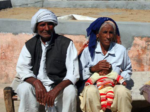 Баба (72 года), Раджо (70 лет) и их дочка Навин (4 месяца) Баба (72 года), Раджо (70 лет) и их дочка Навин (4 месяца)