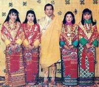 Король Бутана со своими женами