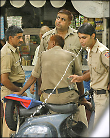 "полицейские оказываются самыми коррупционными людьми..." "полицейские оказываются самыми коррупционными людьми..."