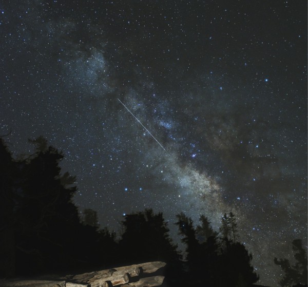 Метеор Лирид и Млечный путь. Credit & Copyright: Tony Rowell Метеор Лирид и Млечный путь. Credit & Copyright: Tony Rowell